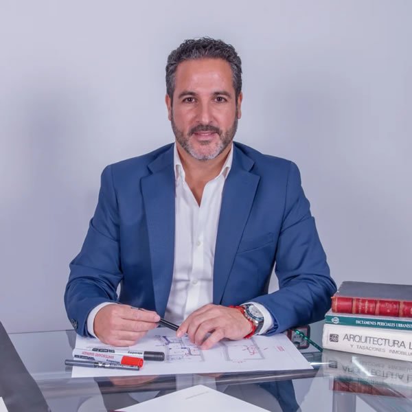 Juan Miguel, arquitecto especializado regularizaciones inmobiliarias